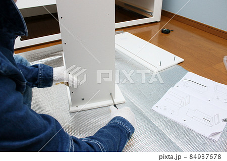 家具の組み立て 84937678