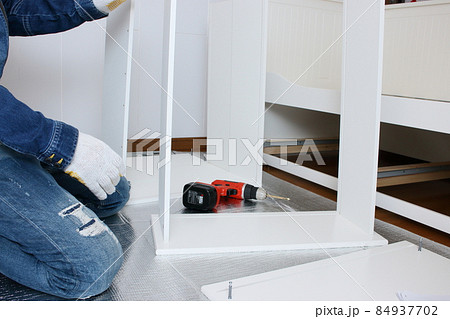 家具の組み立て 家具の組み立て 84937702