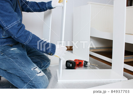 家具の組み立て 家具の組み立て 84937703