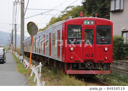 一貴山駅に到着する筑肥線103系(ワンマン運転) 一貴山駅に到着する筑肥線103系(ワンマン運転) 84938519