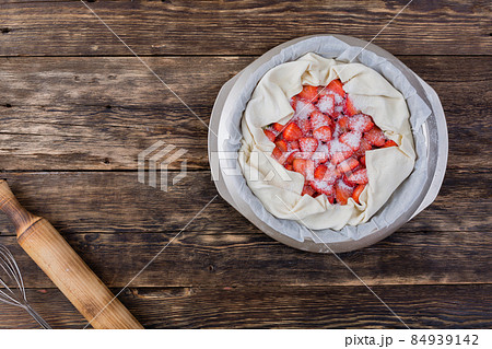 Cooking strawberry cake 84939142
