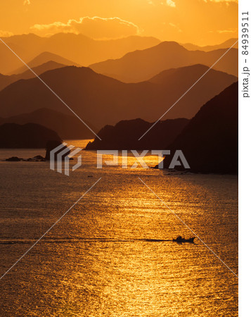 黄金色に輝く海と紀伊山地の夕景 黄金色に輝く海と紀伊山地の夕景 84939511