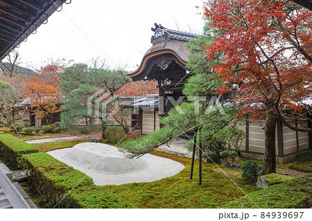 京都 晩秋の永観堂 勅使門盛砂 京都 晩秋の永観堂 勅使門盛砂 84939697