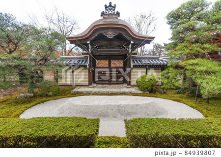 京都 晩秋の永観堂 勅使門盛砂 京都 晩秋の永観堂 勅使門盛砂 84939807
