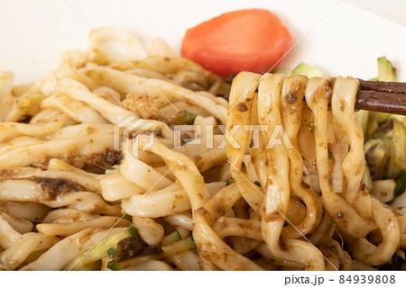 盛岡じゃじゃ麺　2.自分好みで酢、ラー油、ニンニクなどを加えよく混ぜて食 84939808