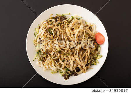 盛岡じゃじゃ麺 2.自分好みで酢、ラー油、ニンニクなどを加えよく混ぜて食 盛岡じゃじゃ麺 2.自分好みで酢、ラー油、ニンニクなどを加えよく混ぜて食 84939817