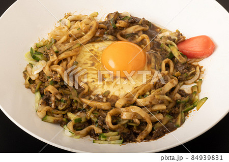 盛岡じゃじゃ麺 4.皿に卵を割る 盛岡じゃじゃ麺 4.皿に卵を割る 84939831