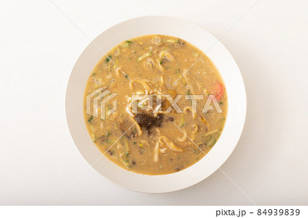 盛岡じゃじゃ麺 6.ちいたんたん完成 ゆで汁、ねぎ、肉味噌を加える 盛岡じゃじゃ麺 6.ちいたんたん完成 ゆで汁、ねぎ、肉味噌を加える 84939839