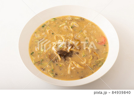 盛岡じゃじゃ麺　5.ちいたんたん完成　ゆで汁、ねぎ、肉味噌を加える 84939840