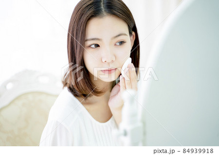 メイクをする女性 メイクをする女性 84939918