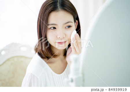 メイクをする女性 メイクをする女性 84939919