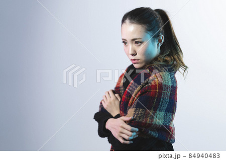 クールな女性ポートレート クールな女性ポートレート 84940483