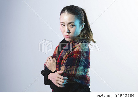 クールな女性ポートレート クールな女性ポートレート 84940484