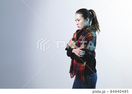 クールな女性ポートレート 84940485