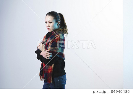 クールな女性ポートレート クールな女性ポートレート 84940486