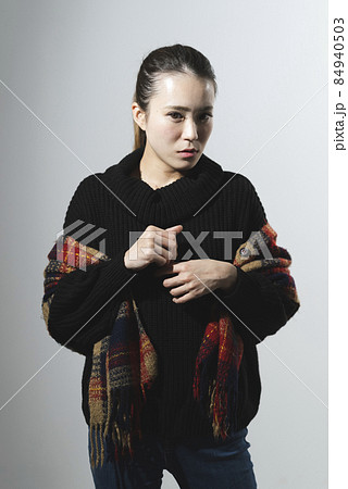 クールな女性ポートレート クールな女性ポートレート 84940503
