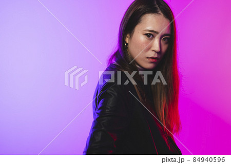 クールな女性ポートレート 84940596