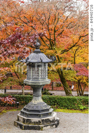 京都 晩秋の永観堂 青銅の灯篭 京都 晩秋の永観堂 青銅の灯篭 84940716