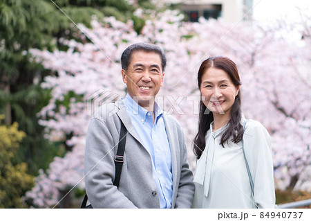 桜の名所を観光するシニアの夫婦 84940737