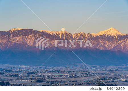 満月の沈む冬の北アルプス【長野県】 満月の沈む冬の北アルプス【長野県】 84940809