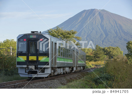 【運転手ぼかし済】JR函館本線　普通列車　H100形気動車　北4線踏切にて 84941705