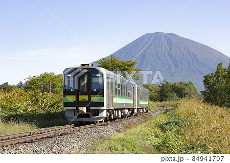 【運転手ぼかし済】JR函館本線 普通列車 H100形気動車 北4線踏切にて 【運転手ぼかし済】JR函館本線 普通列車 H100形気動車 北4線踏切にて 84941707