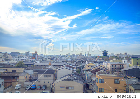 京都府　東海道新幹線の車内から見た東寺の五重の塔 84941921