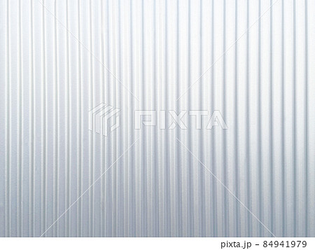 ホワイトシルバーメタリックに塗装されたトタン波板の表面の背景画像 84941979
