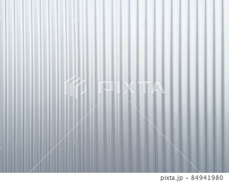 ライトシルバーメタリックに塗装されたトタン波板の表面の背景画像 84941980