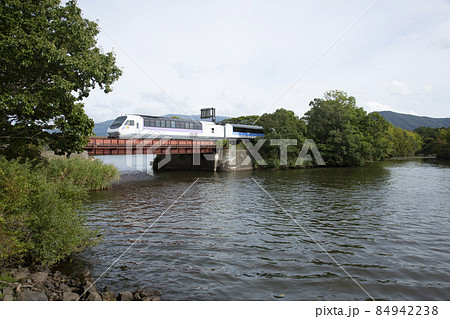 北海道・大沼公園の月見橋を渡る特急ニセコ号　大沼公園ー赤井川にて 84942238