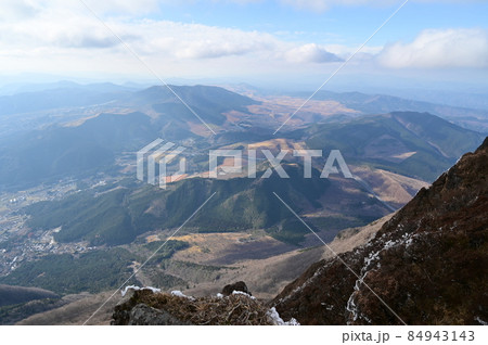 阿蘇くじゅう国立公園 由布岳山頂から見下ろす湯布院の町 阿蘇くじゅう国立公園 由布岳山頂から見下ろす湯布院の町 84943143