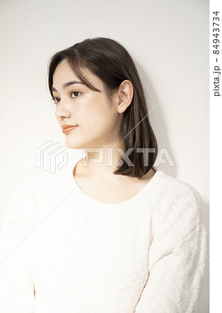 シンプルな女性のポートレート 84943734