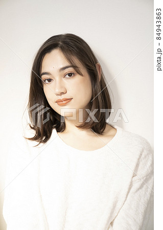 シンプルな女性のポートレート シンプルな女性のポートレート 84943863