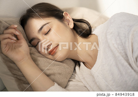 ベッドで寝る女性 ベッドで寝る女性 84943918