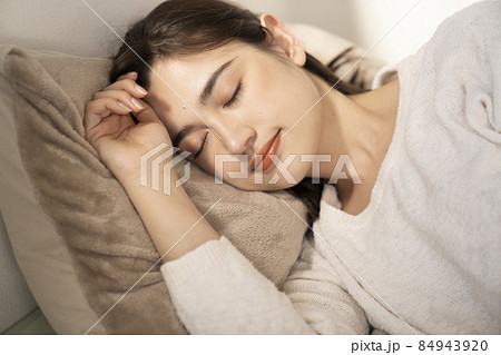 ベッドで寝る女性 84943920