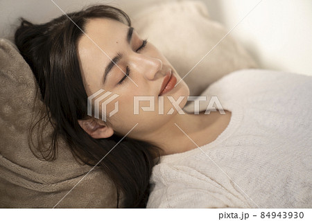 寝ている女性 84943930