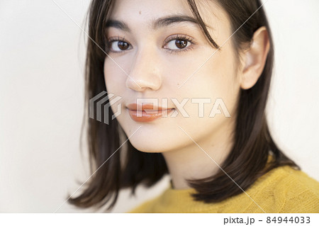 黄色いニットを着た女性のポートレート 黄色いニットを着た女性のポートレート 84944033