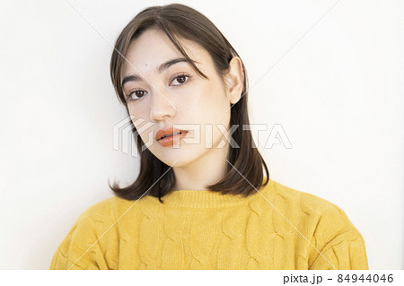 黄色いニットを着た女性のポートレート 黄色いニットを着た女性のポートレート 84944046
