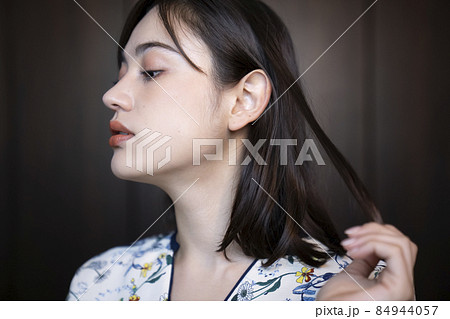 シックな女性のポートレート シックな女性のポートレート 84944057