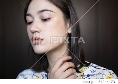シックな女性のポートレート シックな女性のポートレート 84944173
