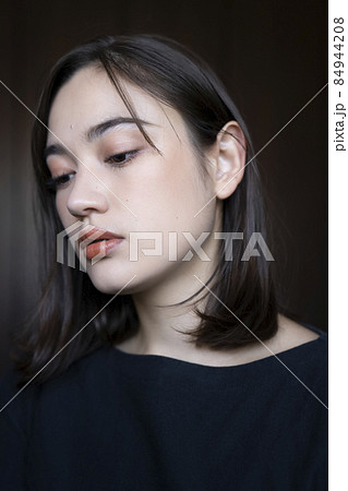 シックな女性のポートレート 84944208