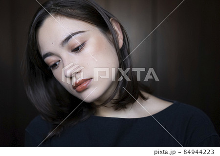 シックな女性のポートレート シックな女性のポートレート 84944223
