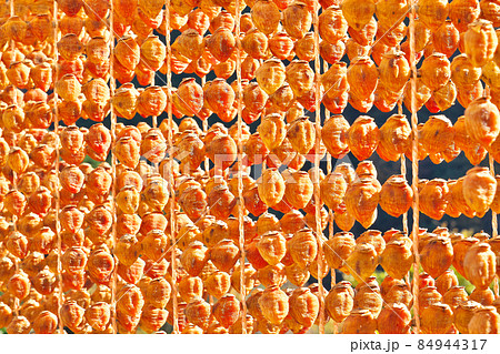 【吊るし柿 (干し柿)】 串柿の里：和歌山県伊都郡かつらぎ町 84944317