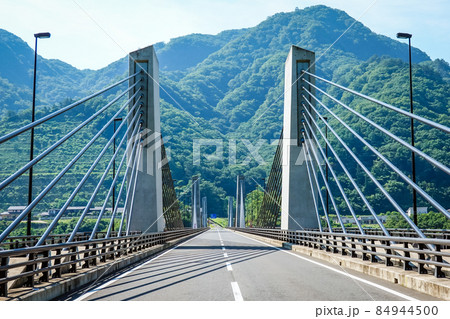 八ッ場ダムの八ッ場あがつま湖に架かる八ッ場大橋(群馬県長野原町) 八ッ場ダムの八ッ場あがつま湖に架かる八ッ場大橋(群馬県長野原町) 84944500