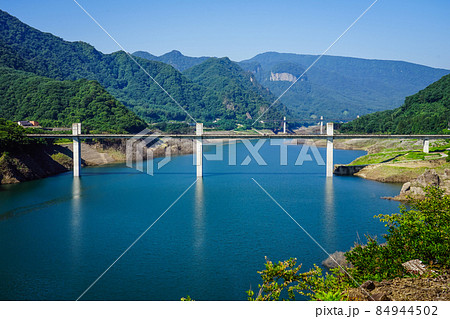 やんば見放台から八ッ場ダムの八ッ場あがつま湖に架かる八ッ場大橋(群馬県長野原町) やんば見放台から八ッ場ダムの八ッ場あがつま湖に架かる八ッ場大橋(群馬県長野原町) 84944502