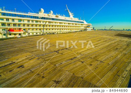 大さん橋と朝焼け 84944690