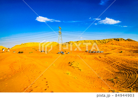アラビア砂漠と送電線 84944903