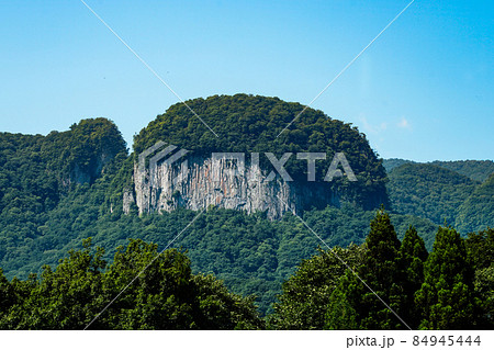 丸岩は戦国時代には丸岩城があった特徴的な形の岩山（群馬県長野原町） 84945444