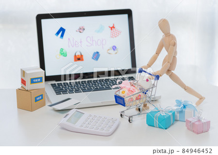 リベンジ消費　ネットショッピングのイメージ　 84946452