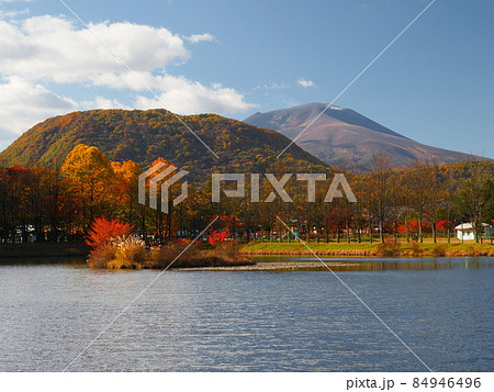 秋の軽井沢　矢ケ崎公園から見る浅間山の風景 84946496